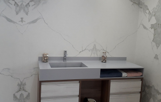 Mueble volado en baño con paredes sin juntas