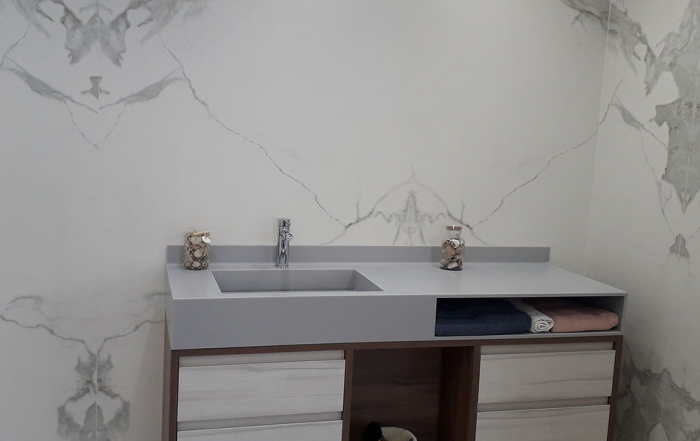 Mueble volado en baño con paredes sin juntas