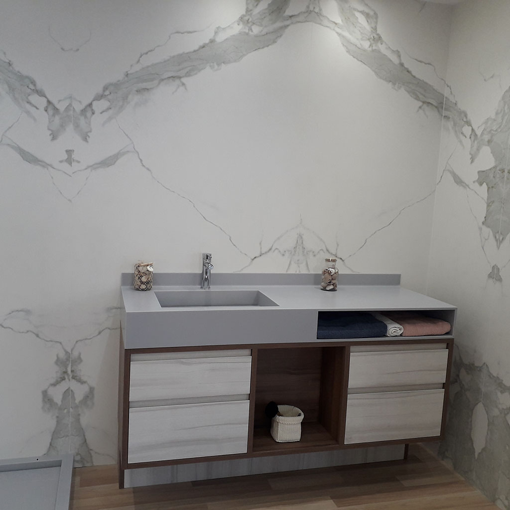 Mueble volado en baño con paredes sin juntas
