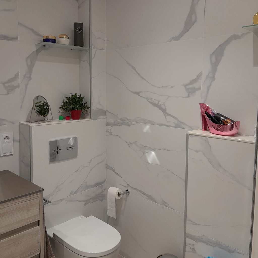 Diseño de baño con paredes sin juntas