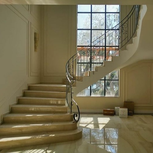 Diseño escalera volada de mármol en Maresme