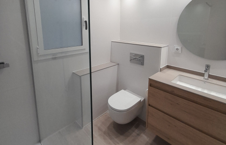 reforma de baño moderno con sanitario suspendido