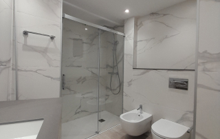 vater y bidet suspendidos con hornacina